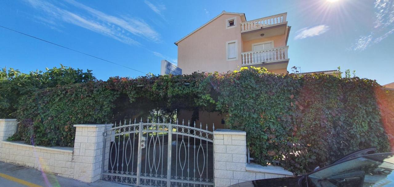 Apartmani Mira Vodice Exteriér fotografie